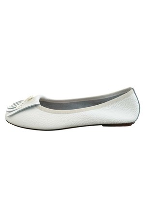 Ballet flats blanches en cuir avec une surface texturée, bout rond, une frange décorative à l'avant et un biais élastique gris sur l'ouverture.