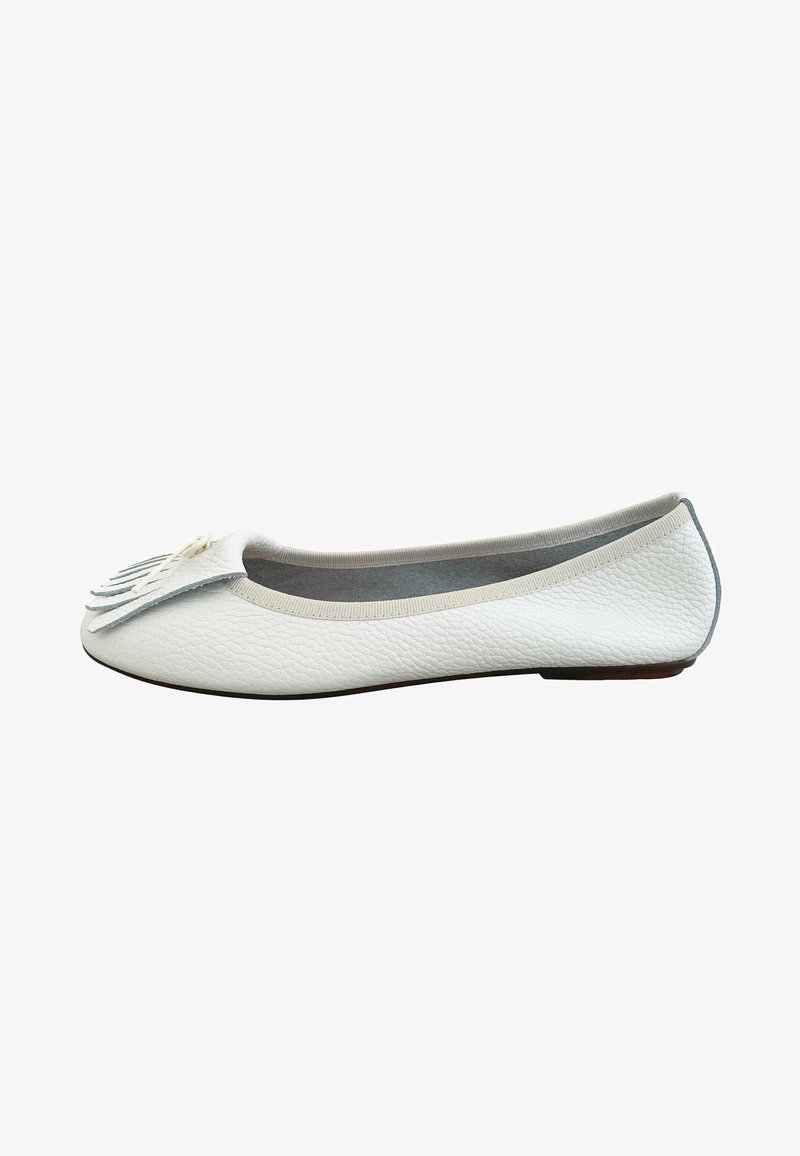 Ballet flats blanches en cuir avec une surface texturée, bout rond, une frange décorative à l'avant et un biais élastique gris sur l'ouverture.
