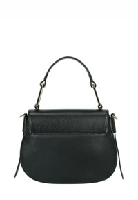 Borsa a mano in pelle nera con finitura testurizzata, manico corto e dettagli in metallo dorato. Presenta una forma elegante e arrotondata con chiusura a patta.