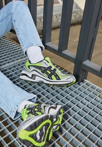 ASICS SportStyle GEL PRELEUS - Sapatilhas - hazard green/black