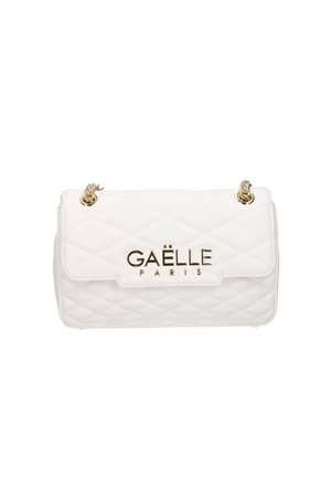 Borsa a spalla bianca trapuntata con tracolle a catena dorata e logo "GAËLLE PARIS" in lettere dorate sulla patta frontale.
