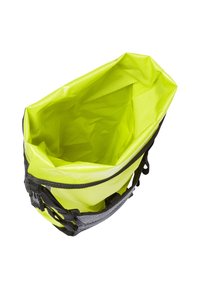 Gele waterdichte tas met zwarte accenten, brede opening, gestructureerde binnenkant, grijze banden en veilige bevestigingsmiddelen aan de zijkanten.