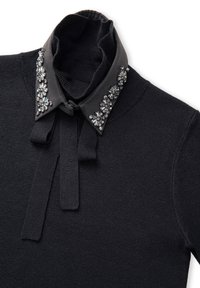 Zwarte gebreide coltrui met een aangehechte zwarte kraag, versierd met symmetrische kristallen parel bloemenontwerpen en vastgebonden stoffen linten.