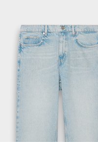 Jean en denim bleu clair à coupe droite, avec cinq poches, fermeture par bouton métallique et détails subtils d'usure à l'avant.