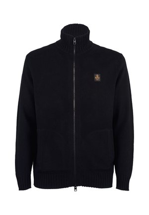 Czarny sweter z zamkiem na całej długości, z prążkowanym kołnierzem, dwoma przednimi kieszeniami i teksturowanym materiałem. Posiada małą naszywkę z logo na klatce piersiowej.