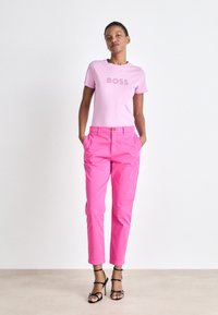 BOSS TACHINI - Chino kalhoty - bright purple