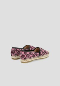 Espadrillas rosa con motivo e accenti neri, in materiale di tela e suole in juta intrecciata. Presentano un'apertura elasticizzata per una facile calzata.