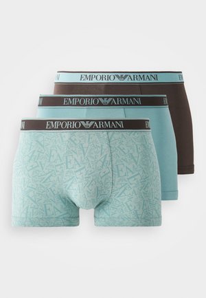 Trois paires de boxers pour hommes : une paire bleu clair avec un motif logo répété, une paire bleu clair uni et une paire noire, chacune avec une ceinture de marque.