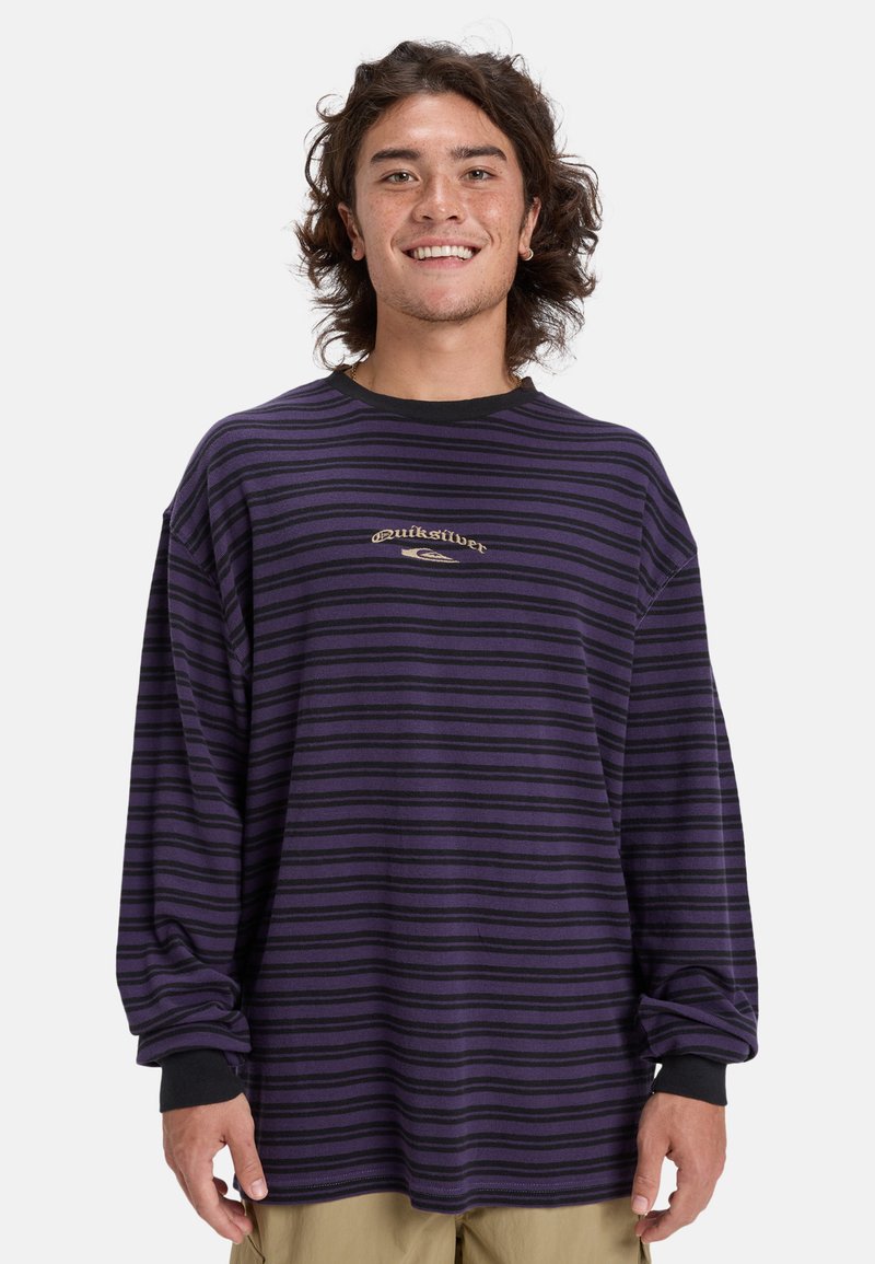Paars en zwart gestreept long-sleeve shirt met een ronde halslijn en een relaxte pasvorm. Heeft een logo in het midden. Gemaakt van zachte stof.