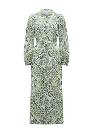 Vestido maxi de manga larga en blanco con patrones florales verdes, con un cuello tipo camisa y un cinturón en la cintura para un ajuste ajustable.