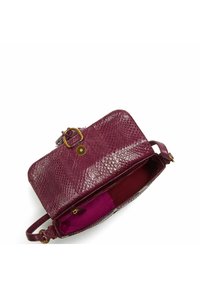 Borsa a mano in pelle cremisi con una finitura testurizzata, dotata di chiusura in metallo dorato e interno diviso in scomparti viola e rossi.