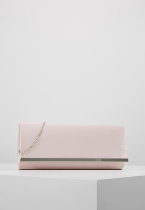 Pochette rectangulaire rose clair avec une chaîne argentée et un détail métallique argenté sur le devant, placée sur une surface blanche.
