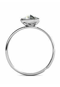 Anello d'argento con una fascia sottile e una pietra centrale trasparente a forma triangolare e sfaccettata, incastonata in un montaggio liscio e curvo.