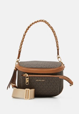 Saco transversal castanho com padrão, com um acabamento em pele bege, hardware em dourado, uma alça trançada e um bolso com fecho na frente. Apresenta uma alça ajustável.