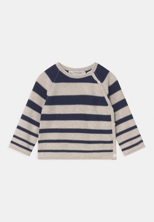 Bluzka niemowlęca z długim rękawem w beżowo-granatowe poziome paski z asymetrycznym zapięciem na guziki z boku na białym tle.