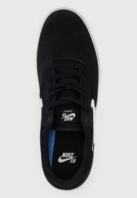 Vue de dessus d'une basket Nike SB Chron 2 noire avec le logo swoosh blanc, des lacets noirs et un col rembourré sur un fond clair.