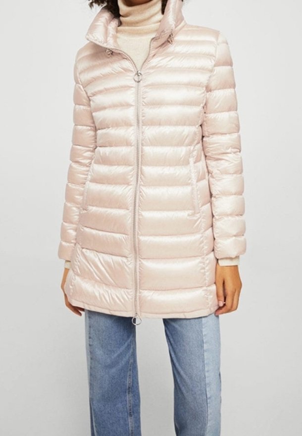 Doudoune rose clair, rembourrée, avec un col montant, une fermeture éclair à l'avant et des poches latérales. Tissu texturé avec des coutures horizontales sur toute la surface.