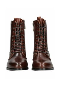 Botas de tobillo de cuero marrón con un diseño elegante, cordones en la parte frontal y cremalleras laterales. Acabado texturizado con cordones negros y ojales de metal.