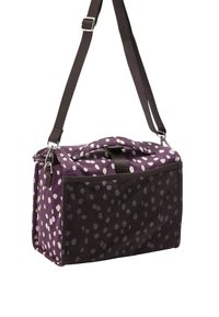 Fioletowa torba w białe kropki, siatkowy przód oraz ciemnobrązowy uchwyt. Prostokątny kształt z górnym uchwytem i zamkiem błyskawicznym. Teksturowany materiał.
