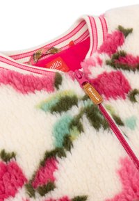 Fleece jas met bloemenpatroon in crèmewit, voorzien van accenten in roze, groen en teal. Bevat een roze rits met een leren trekker en een gestreepte kraag.