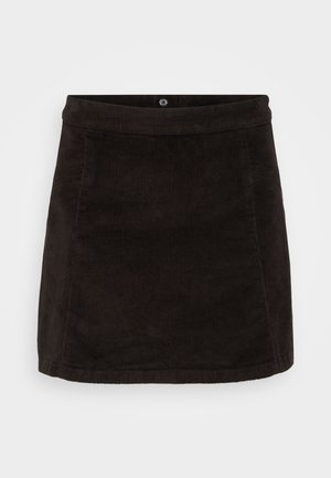 Svart cordbuksekjole med tilpasset liv og rett hem. Har vertikale ribbede teksturer og knappelukking i livet.