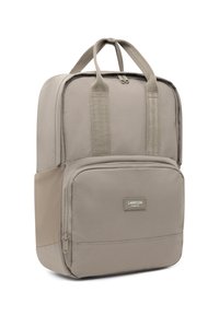 Zaino in tessuto grigio con doppie maniglie superiori, tasca frontale con zip e texture liscia. Caratterizzato da una forma rettangolare e un branding sottile.