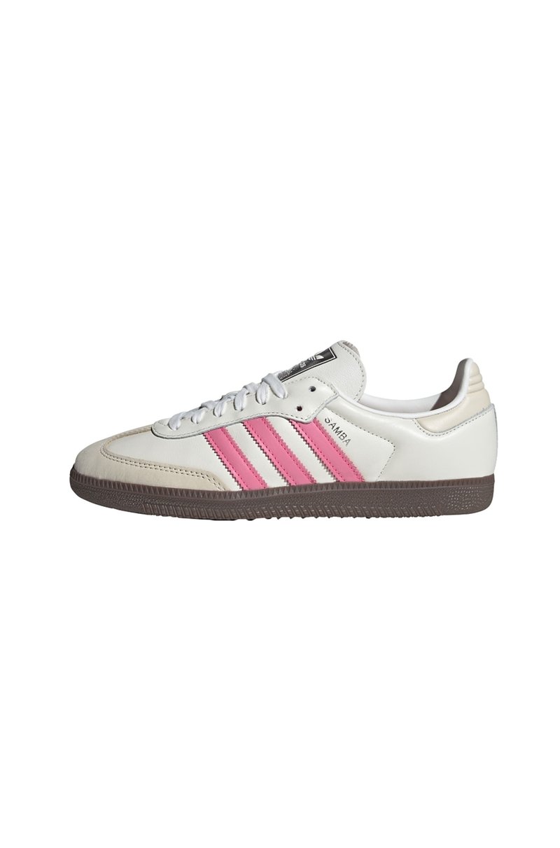 Scarpa atletica bianca con strisce rosa, suola in gomma testurizzata, tomaia in pelle liscia e etichetta nera sulla linguetta. Design classico con punta arrotondata.