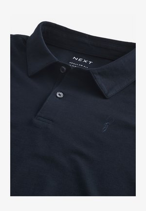 Granatowa koszulka polo wykonana z bawełny, z kołnierzykiem, dwu guzikowym zapięciem oraz haftowanym logo na piersi. Miękka struktura.