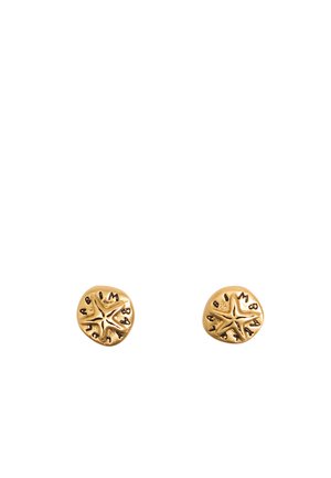 Boucles d'oreilles clous dorées en forme circulaire, avec une surface texturée et un motif d'étoile. Présentent des lettres en relief autour du bord.