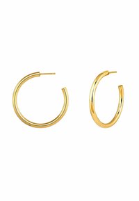 Pendientes de aro de oro con un acabado suave y pulido, forma semicírculo y un poste delgado para asegurar. Diseño sencillo y moderno.