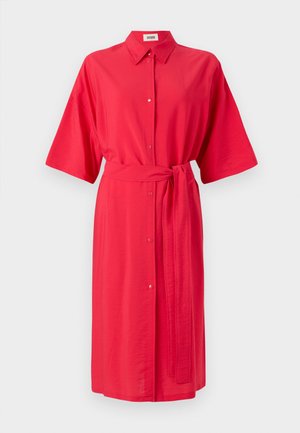 Červené šaty košilového střihu s límcem, krátkými rukávy, zapínáním na knoflíky a odpovídajícím páskem v pase. Hladká tkanina s mírným leskem.