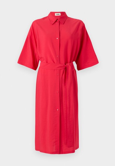 Robe rouge avec col, manches courtes, patte de boutonnage à l'avant et une ceinture assortie à la taille. Tissu lisse avec un léger brillant.