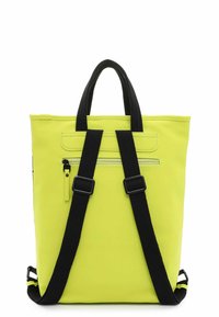 Neon keltainen reppu, jossa on mustat säädettävät hihnat, ylhäällä kahvat ja etupuolella vetoketjullinen tasku. Sujuva, kestävä materiaali minimalistisella designilla.