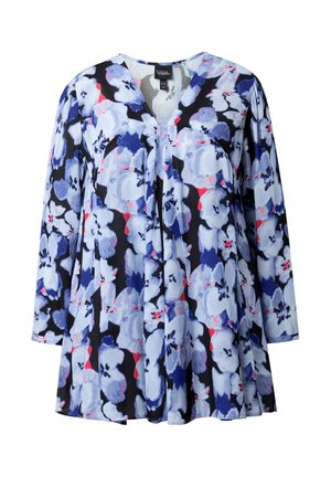 Květinová halenka s výstřihem do V, dlouhými rukávy a volným střihem. Materiál má texturovaný vzor v modré, růžové a černé barvě.