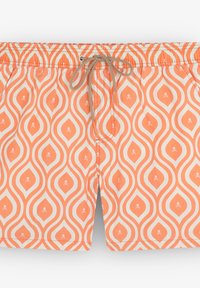 Shorts de bain orange avec un motif ondulé. Présente des accents crème pâle et de petites icônes de crâne. Taille élastique avec cordon de serrage.