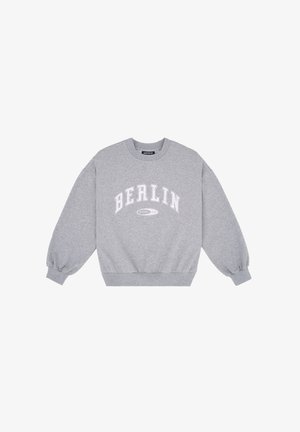 Sweatshirt gris avec un col rond et de longues manches bouffantes. Inscription "BERLIN" en lettres blanches sur la poitrine. Tissu en coton doux.