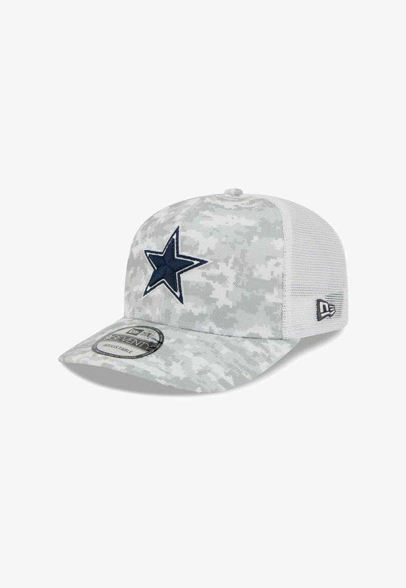Casquette camouflage grise avec un logo d'étoile bleu marine. Dos en mesh, sangle ajustable, visière plate et autocollant New Era sur la visière.