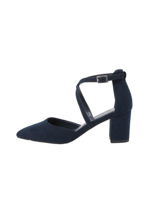 Décolleté da donna in camoscio blu navy con punta appuntita, tacco a blocco e cinturino alla caviglia incrociato con fibbia argento.