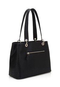 Musta olkalaukku, jossa on teksturoitu kangas, kaksi yläkahvaa, hopeiset yksityiskohdat ja etupuolen vetoketjutasku. Ominaisuuksina on rakenteellinen muoto ja logokuvio.