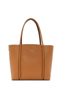 Tan leren tote bag met lange hengsels, open bovenkant, zachte textuur en minimalistisch ontwerp. Heeft zwarte stiksels langs de randen.