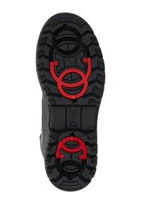 Sort gummiydersål med dybe slidbaner, der har to røde cirkulære låsemekanismer. Tekstureret overflade for godt greb og trækkraft, holdbart design.