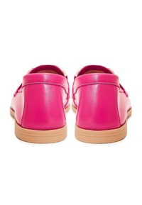 Paire de mocassins en cuir rose vif vus de dos avec des semelles plates marron clair sur fond blanc.