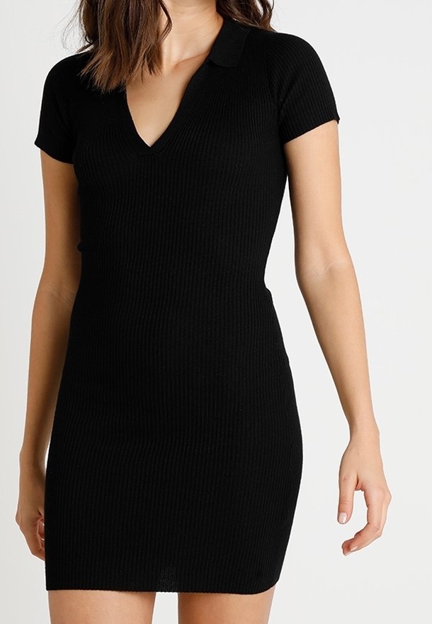Vestito mini nero a coste con maniche corte, scollatura a V e design con colletto. Tessuto liscio e silhouette aderente.