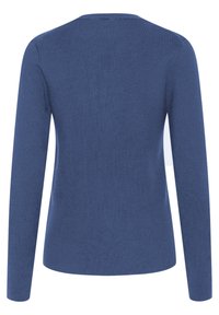 Blauer langärmeliger Pullover mit Rundhalsausschnitt, weicher Textur, glattem Strick und taillierter Passform. Keine Muster oder Akzente sichtbar.