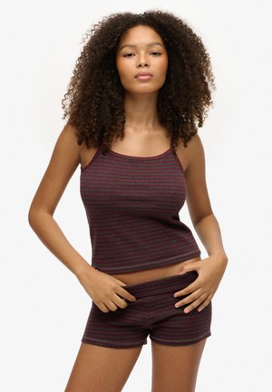 Bordeaux en grijs gestreept tanktop en shortset, gemaakt van zachte stof. Beschikt over smalle bandjes en een getailleerd ontwerp, met een relaxte korte snit.