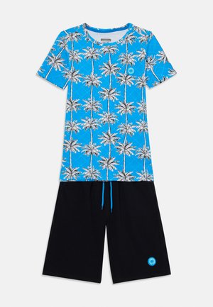Korteærmet blå t-shirt med palmeprint; parret med sorte shorts med blå snøre og palmelogo. Casual design.