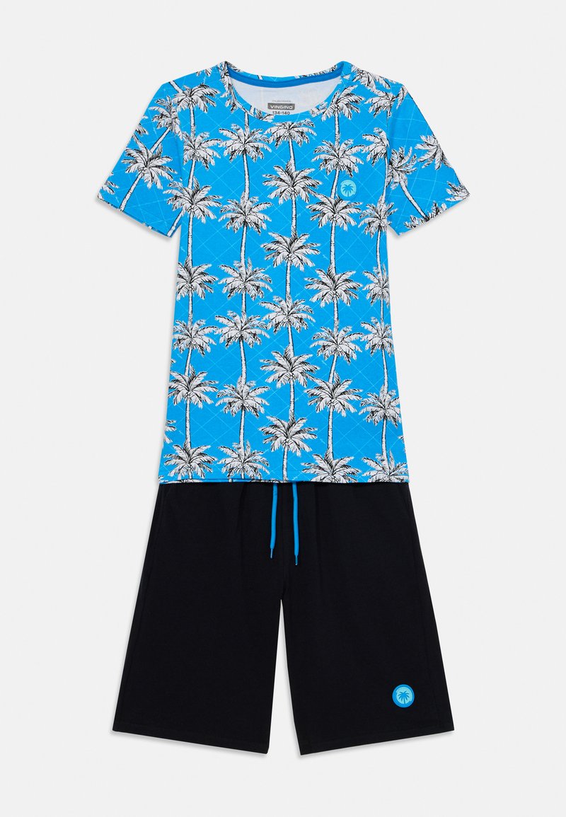T-shirt bleu à manches courtes avec un motif de palmier ; associé à un short noir avec un cordon bleu et un logo de palmier. Design décontracté.