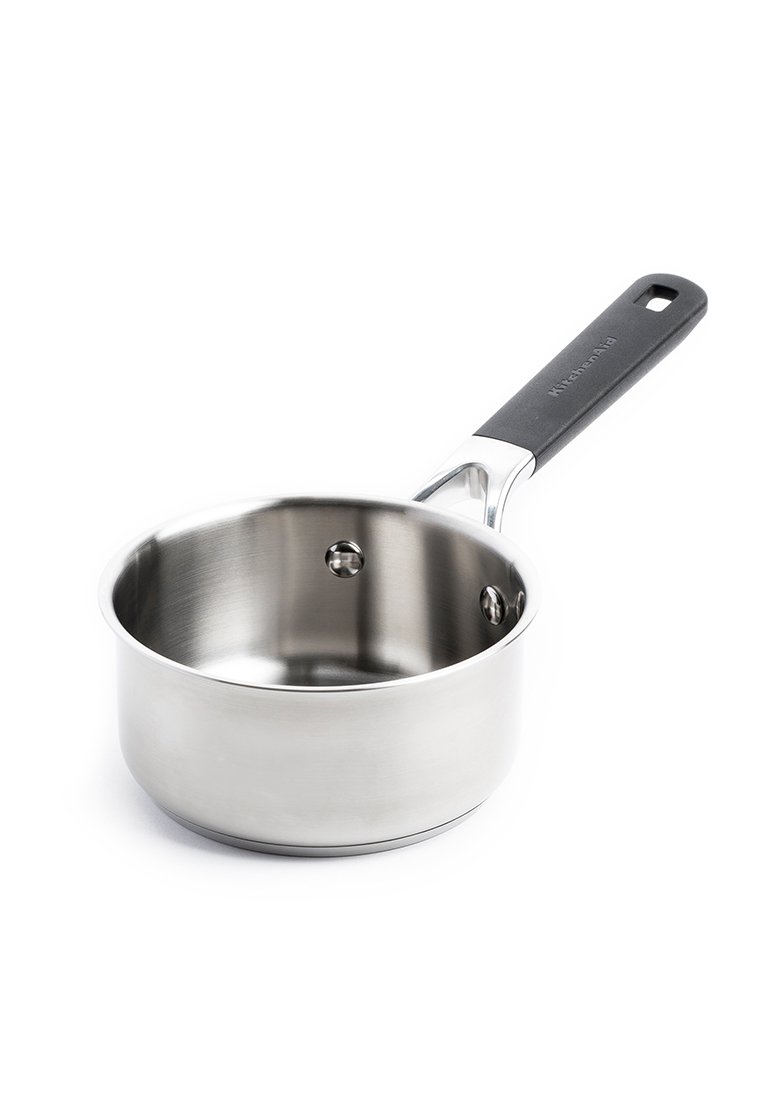 RVS kookpan met een gladde, glanzende afwerking, een zwarte ergonomische handgreep en twee klinknagelaccenten aan de zijkant.