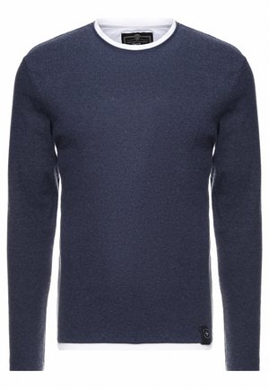 Marineblauer Pullover mit langen Ärmeln und einem weißen Rundhalsausschnitt. Aus strukturiertem Stoff gefertigt und mit einem kleinen Markenetikett an der unteren linken Seite.
