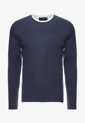 Marineblauer Pullover mit langen Ärmeln und einem weißen Rundhalsausschnitt. Aus strukturiertem Stoff gefertigt und mit einem kleinen Markenetikett an der unteren linken Seite.